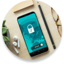 Um celular com a tela bloqueada